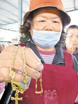 臺一環保志工拾金不昧撿到14萬金飾交警方(圖)