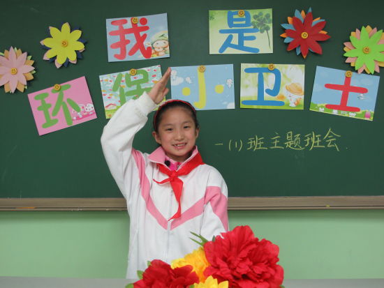 李泓燕是今年人大附小一年級第一位加入少先隊的學生，圖為李泓燕在班會上發言。