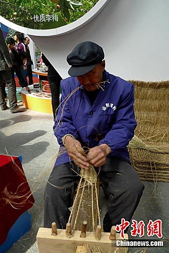 傳統草鞋成俏品環保另類受“90后”青睞