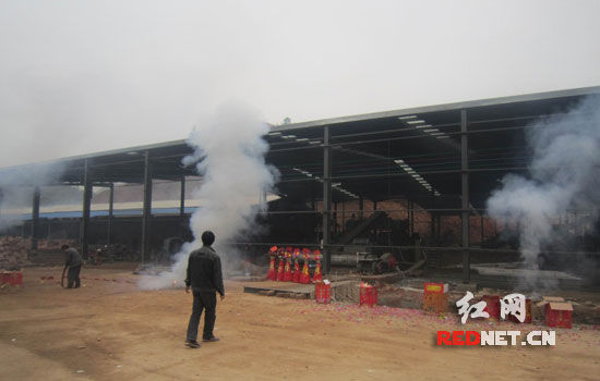 大學(xué)生村官發(fā)現(xiàn)黑土資源牽頭招商建環(huán)保型空心磚廠