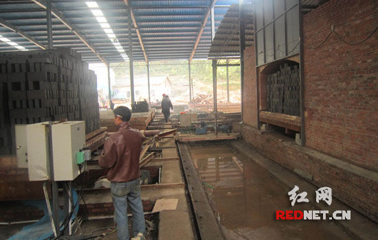 大學(xué)生村官發(fā)現(xiàn)黑土資源牽頭招商建環(huán)保型空心磚廠