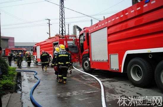 從長(zhǎng)沙、湘潭緊急調(diào)用的消防車(chē)在現(xiàn)場(chǎng)支援。（若葉 攝）