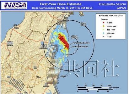 圖為福島第一核電站周邊的輻射量模擬圖。紅色區域1年累計輻射量可能超過20微希。美國能源部提供。（共同社） 