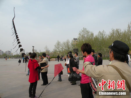 河北保定74歲老人“環(huán)保”風(fēng)箏引圍觀（圖）