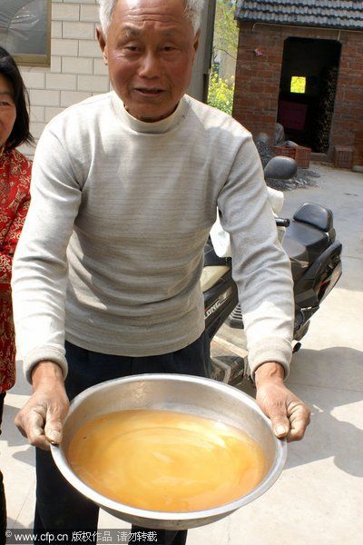 2011年4月23日，江蘇大豐，自來水管流出的有色水。李根/CFP