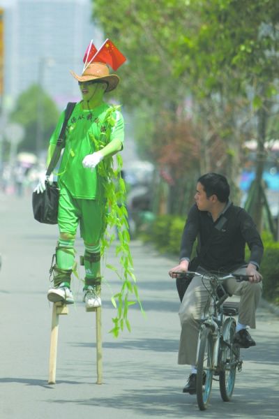 披綠葉踩高蹺宣傳環保