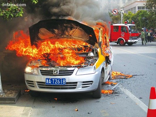 杭州首批電動出租車上路運營尚未滿三個月，一輛運行中的眾泰朗悅純電動出租車突然自燃。