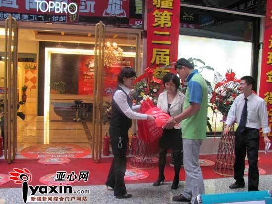 20萬個環(huán)保袋贈烏魯木齊市民“晨報圓夢”活動收愛心款
