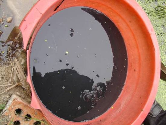 被污染發黑的河水