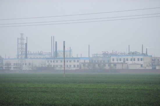 這是河北省元氏縣規模最大的化工廠，也是當地的利稅狀元——河北誠信有限責任公司廠區（4月25日攝）。