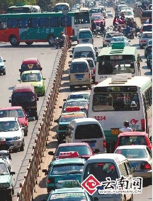 汽車尾氣讓鼻子難受喉嚨不舒服昆明市環保局：視情況限行黃標車