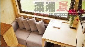 電視下方是可放下來的折疊床。