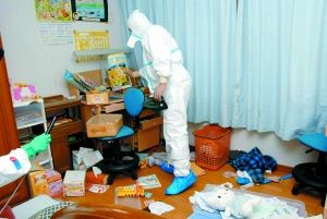 10日，福島警戒區內一居民身穿防護服回到家中，尋找可以帶走的物品。