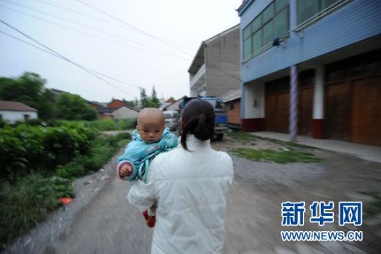5月4日，11個月大的田蘇皖被母親抱回家。4月27日的體檢結果顯示，田蘇皖的血鉛濃度達到484微克/升。