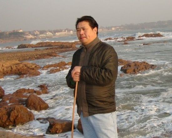 圖為環保詩人藝術家仕宏近照。