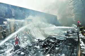 化工廠爆燃三消防員燒傷