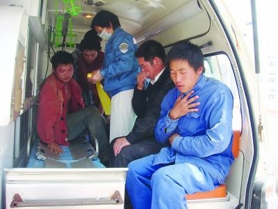 江蘇鎮江化工廠有毒氣體泄漏56名民工送醫(圖)