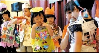 比一比：認真看看別人的作品，互相學習一下，取長補短。 