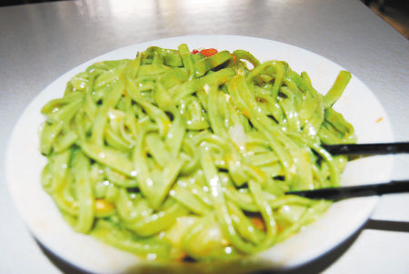 現場榨汁的純正菠菜面。 記者 王超 攝