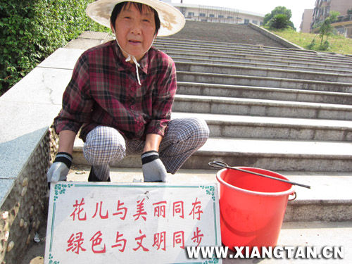 72歲老娭毑不圖名利撿垃圾志愿環保美化家園