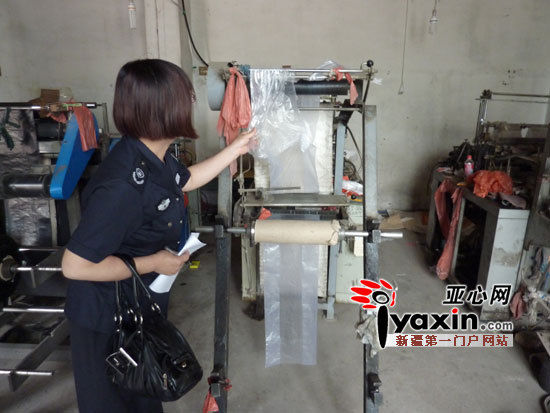 新疆昌吉環保工商部門查處一無證塑料袋作坊（圖）