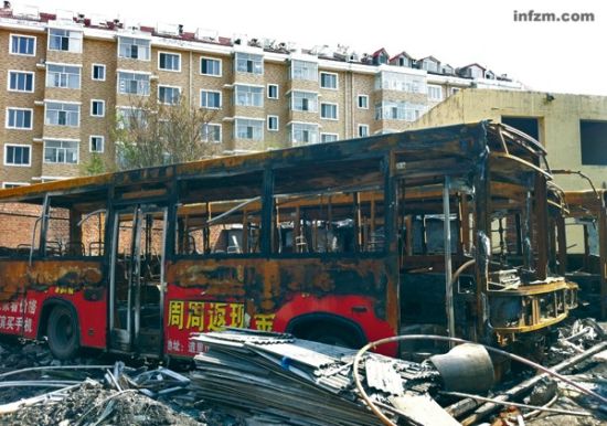 5月25日，一連串爆炸聲后，這些堪稱綠色示范的LPG公交車，毀于一旦。（南方周末記者 彭利國/圖）
