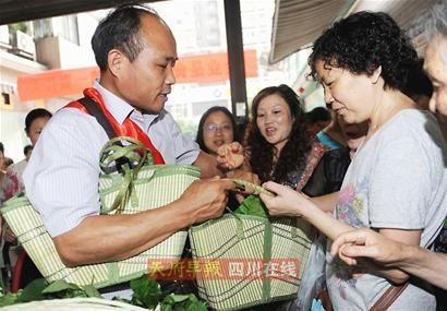 人大代表成都菜市送環保菜籃子