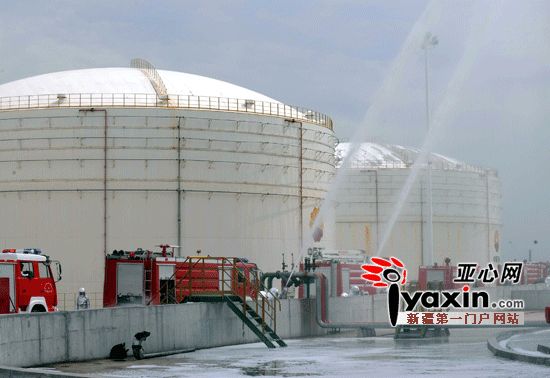 新疆烏魯木齊消防部門舉行石油化工單位滅火救援演練（圖）
