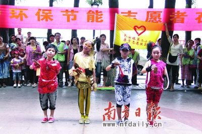 小朋友秀“環保時裝”