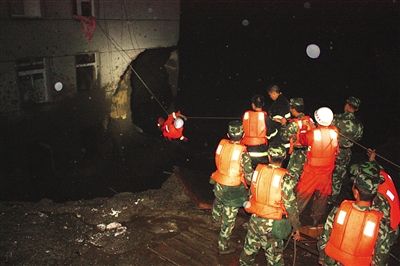 泥石流沖毀化工廠