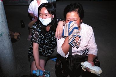 被疏散出的村民遮擋住口鼻。