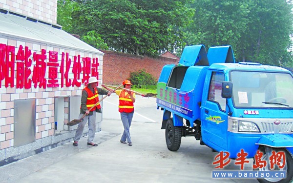 清潔工正在將已分解為有機肥的垃圾裝車運送到農田里。