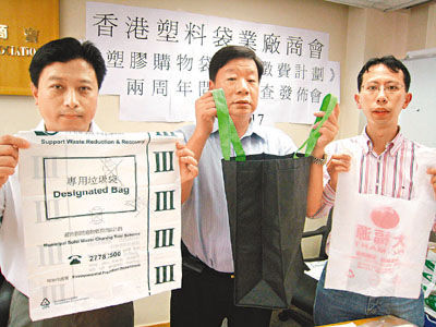 香港塑料袋業(yè)廠商會發(fā)現(xiàn)，膠袋稅實施后，無紡布袋及垃圾袋的生產(chǎn)量大幅飆升96%及63%，整體膠料用量反升27%。香港文匯報記者嚴敏慧 攝