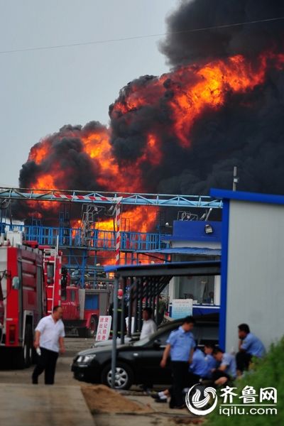 下午四點半，發生爆炸起火的山東青州天成化工廠儲油池仍未撲滅　（記者　張曉博　攝）