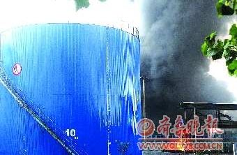 18日，青州一化工廠的一個地下原油池著火，火勢猛烈。距著火原油池不遠，還矗立著十多個儲油罐，當時十分危險。本報記者 吳凡 攝