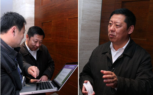 連市委宣傳部新聞出版處桑文武處長向紫荊記者介紹“內地小香港”大連。呂英杰 攝