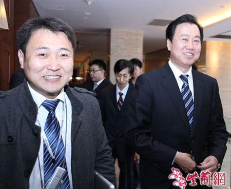 全國人大代表、遼寧省委常委大連市委書記夏德仁在北京會見紫荊記者并接受專訪。呂英杰 攝