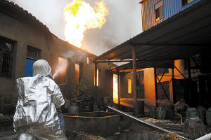 余姚化工廠失火后猛烈爆炸臭味傳出幾公里