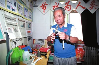 馬學敏介紹自己的環保節水小發明。本報記者任峰濤攝