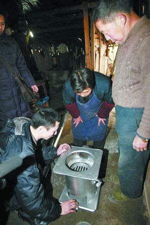 2009年1月18日，中國婦基會赴四川地震重災區，將1610臺消煙節能環保家庭用煤爐送達受災群眾家中。圖/婦基會官網