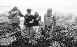 20米巨浪擊潰海堤威脅劇毒化工罐