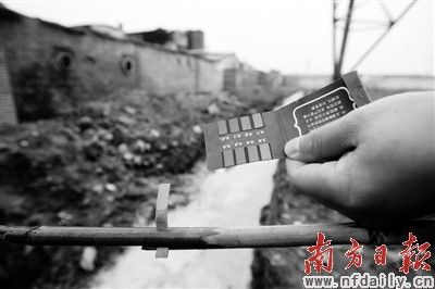 在電鍍城，測試電鍍廠后水溝的水顯強酸性。 宋文輝 郭繼江 攝