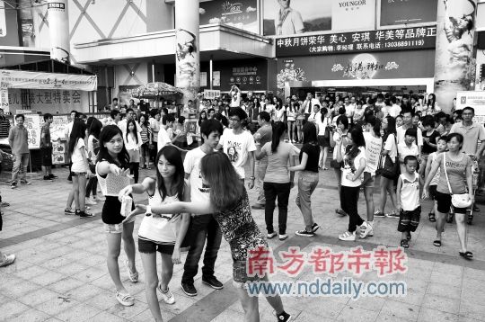 大學生搞怪倡環保