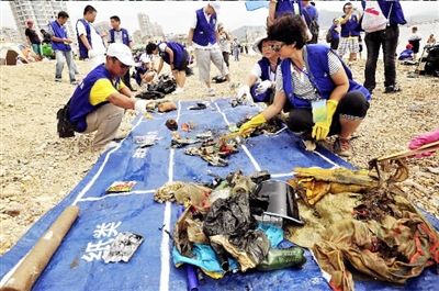 大連環保志愿者打撈海底垃圾
