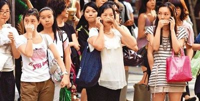 “光化煙霧”效應下，香港28日空氣污染指數(shù)偏高，路人要掩鼻呼吸。圖片來源：香港文匯報