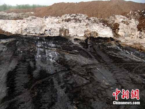 河南舞陽(yáng)一化工企業(yè)隨意堆放廢料引發(fā)村民不滿