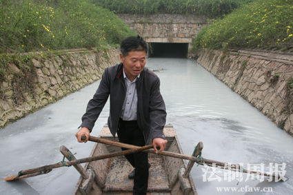 武漢南太子湖漁民萬志友駕船帶著環保人士在排污渠調查“牛奶河”污染問題。