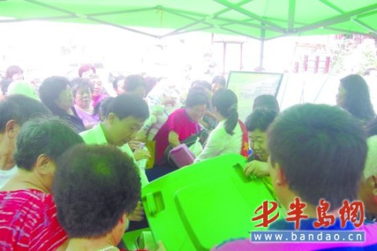 市民哄搶環保袋，現場十分混亂。