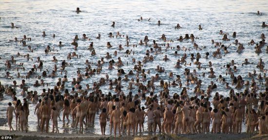 首次死海千人裸體大合影。