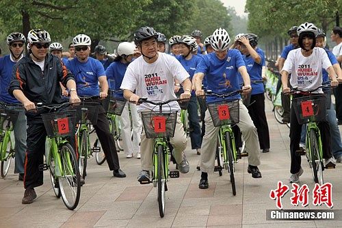 駱家輝漢口江灘“秀”車技稱贊自行車出行環保